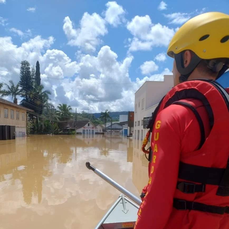 Corpo de Bombeiros resgata gestante em trabalho de parto ilhada em Laurentino