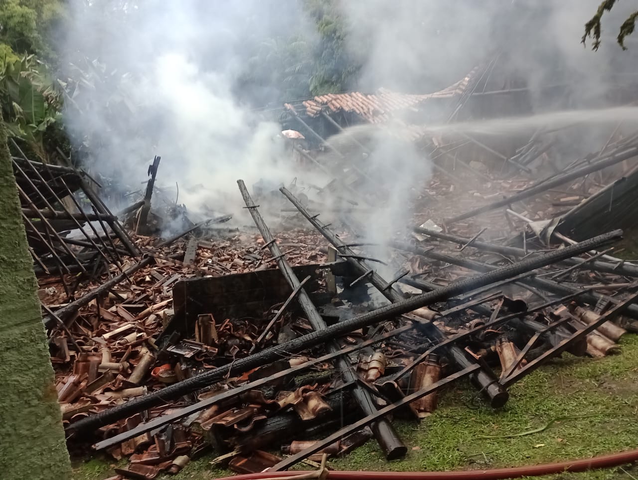 Rancho de madeira é totalmente destruído por incêndio em Dona Emma