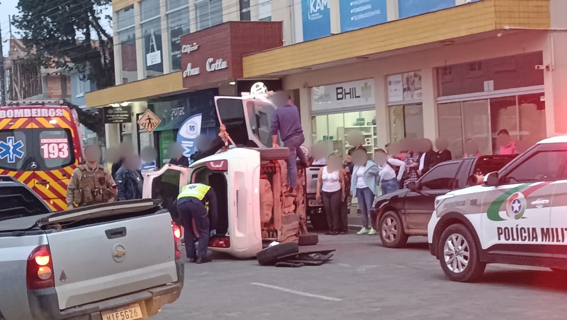 Motorista fica preso às ferragens após capotar no centro de Taió