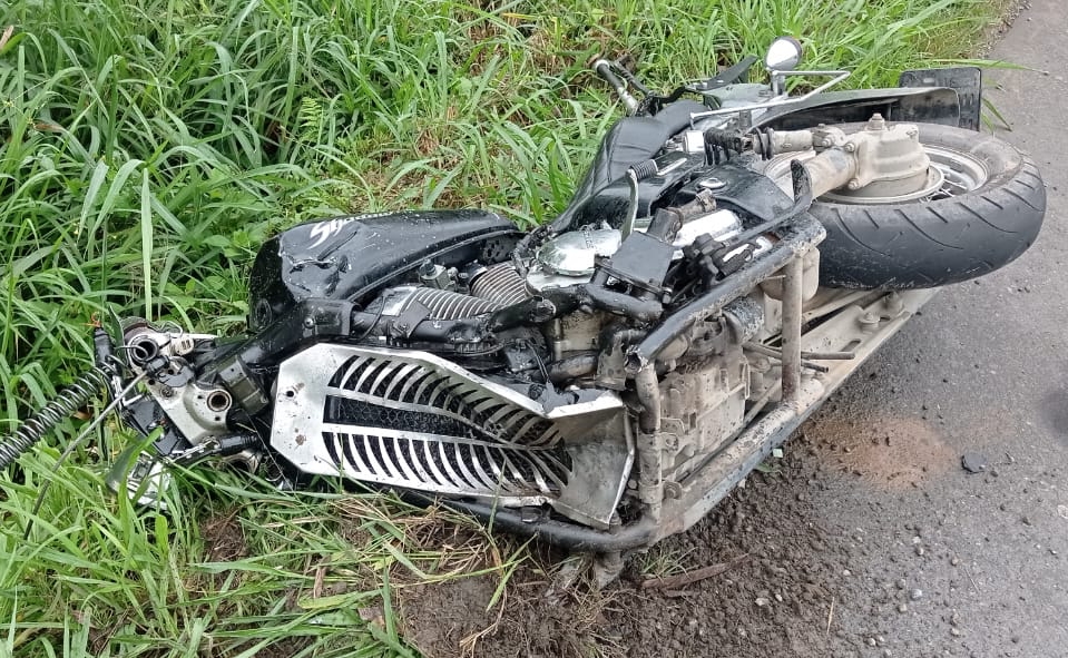 Motociclista morre após bater contra carro e cair em ribanceira na BR-470