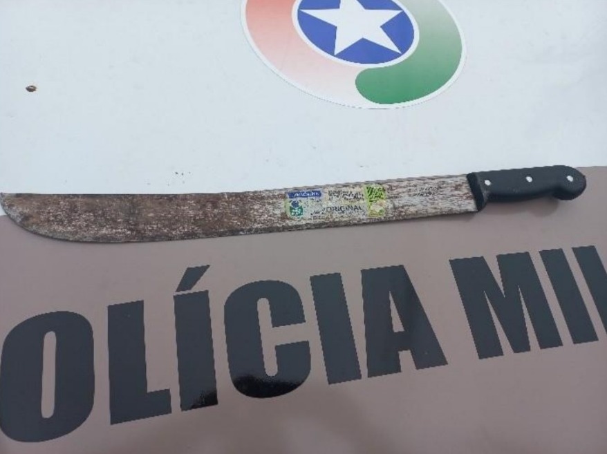 Jovem de 21 anos é preso por ameaçar familiares com um facão e agredir esposa grávida, em Rio do Oeste