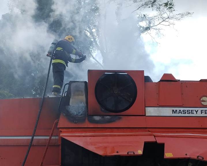 Incêndio em máquina agrícola mobiliza os bombeiros no Alto Vale