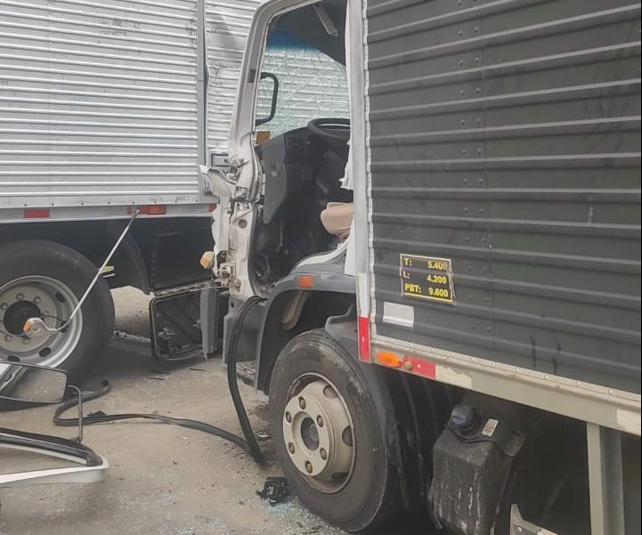 Motorista fica preso às ferragens após acidente entre caminhões na BR-470