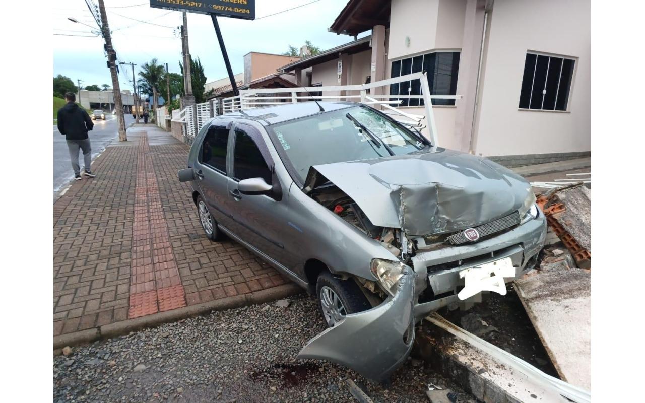 Veículo colide em poste e muro em Ituporanga