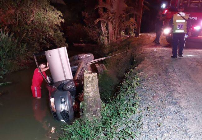 Homem morre após capotar veículo em ribeirão no Vale do Itajaí