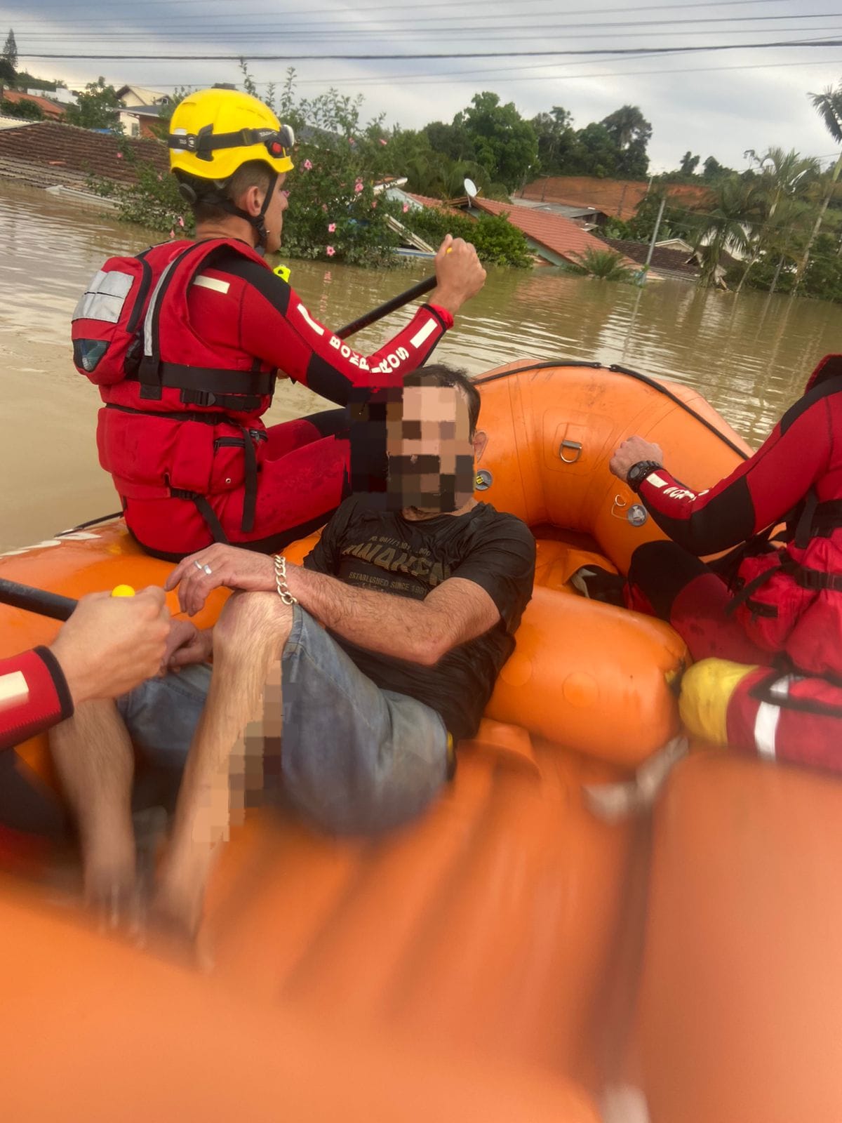 Bombeiros salvam homem que caiu em área alagada em Rio do Sul