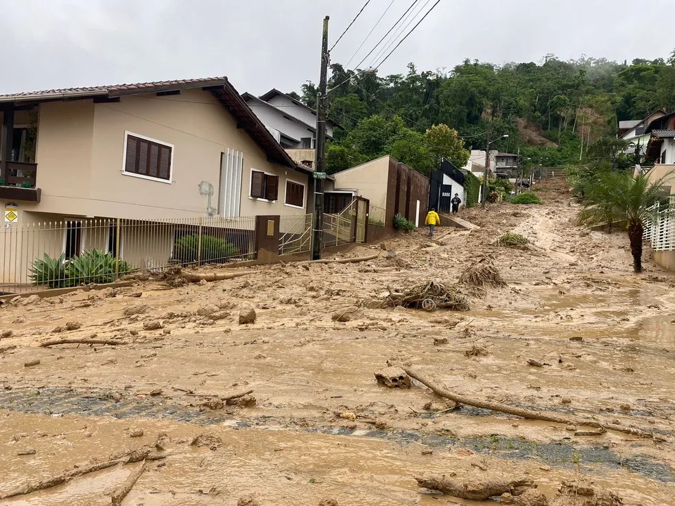 Rua vira ‘rio de lama’ após deslizamento de terra em Blumenau