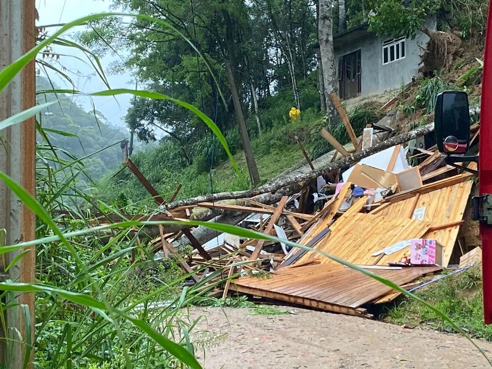 Casa de madeira desaba e pessoas ficam feridas em deslizamento de terra causado por chuvas em SC
