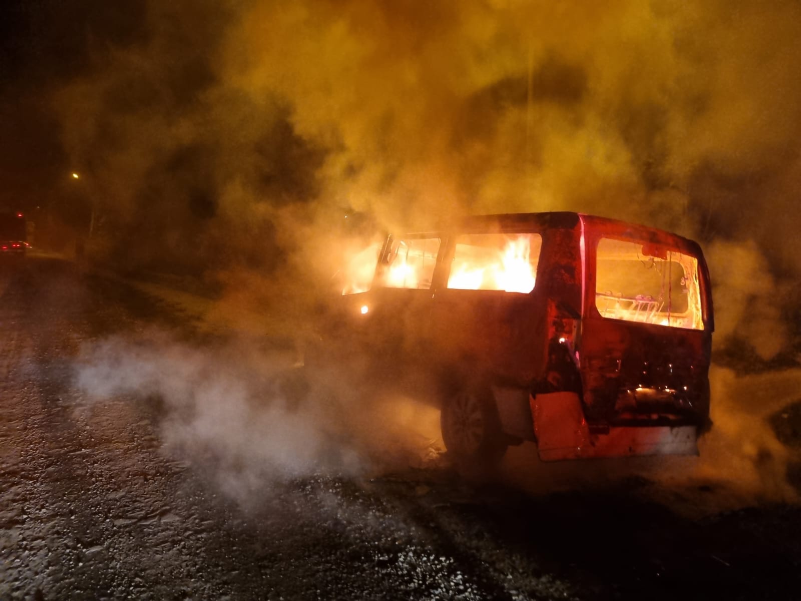 FOTOS: Van fica destruída após pegar fogo, em Salete