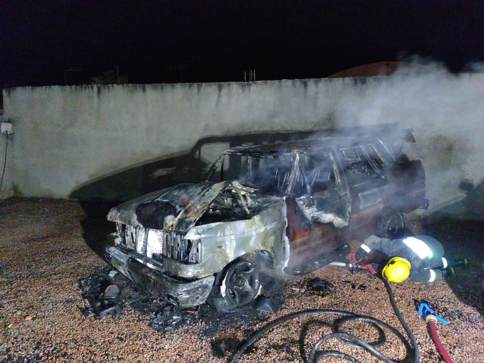 Camionete é destruída pelo fogo em Ituporanga