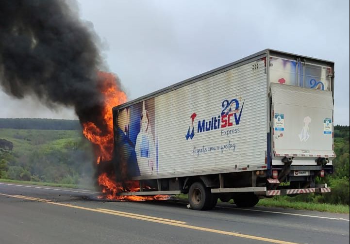 Caminhão pega fogo na BR-282, em Lages, na manhã deste sábado
