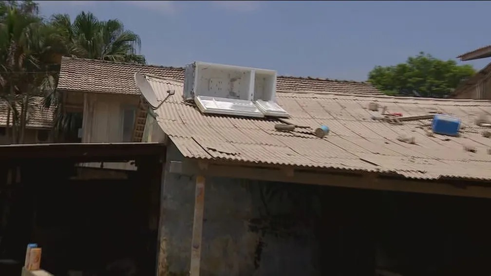 Estragos em Rio do Sul têm geladeira em telhado e móveis em postes de luz