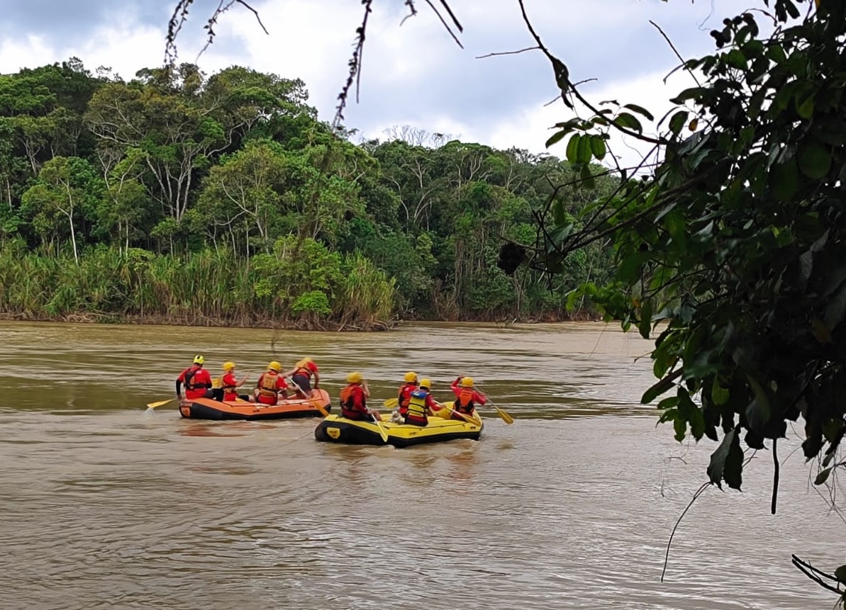 Canoa vira com pai e filho no Rio Itajaí-Açu