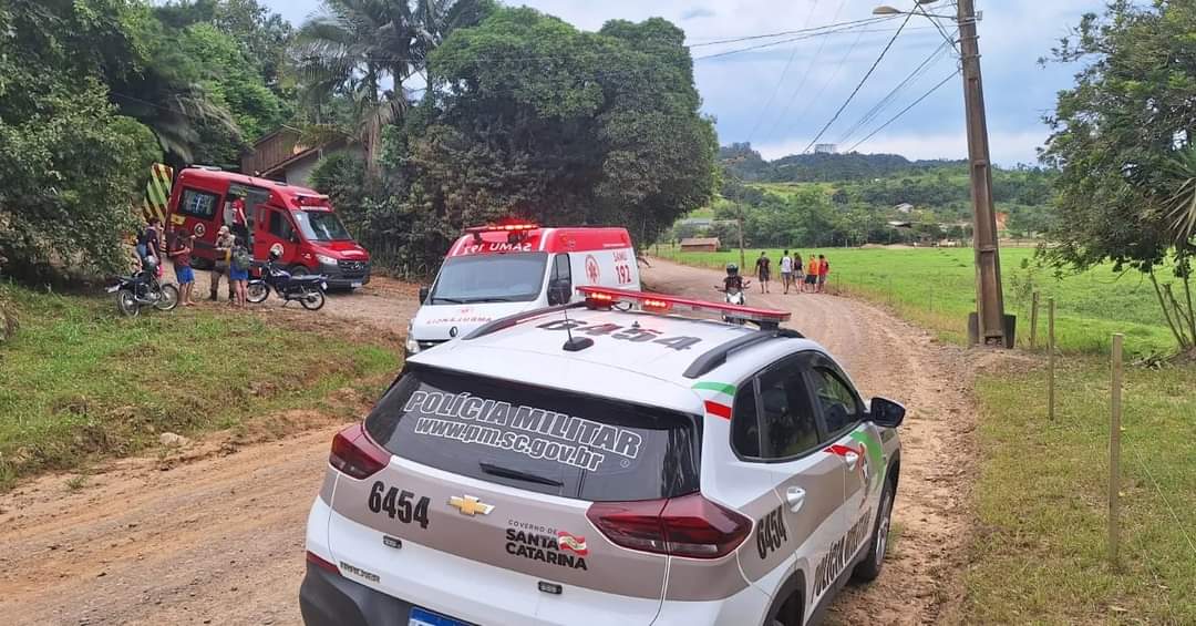 Carro com 6 ocupantes capota e deixa 3 menores feridos em Vitor Meireles
