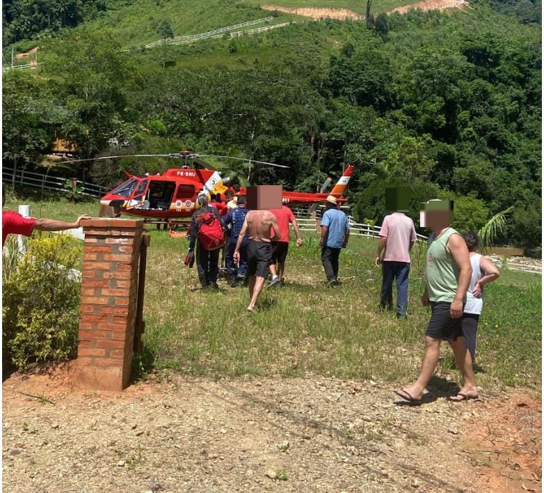 Helicóptero Arcanjo é acionado para auxiliar em queda de telhado no Vale do Itajaí