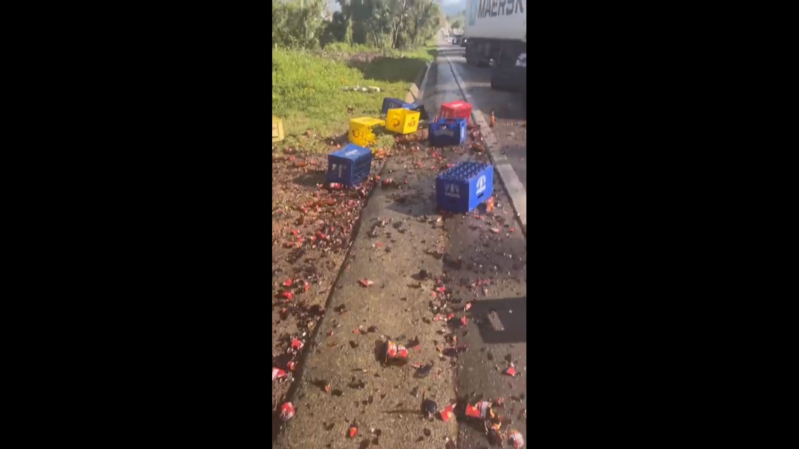 Dezenas de garrafas de cerveja caem de caminhão na BR-470