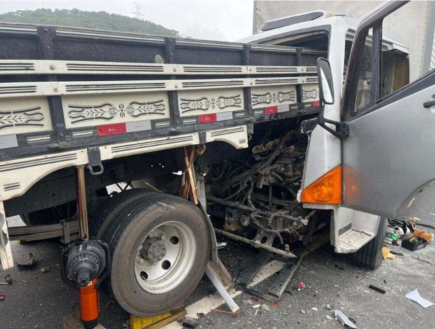 Engavetamento entre três caminhões e um automóvel é registrado na BR-470