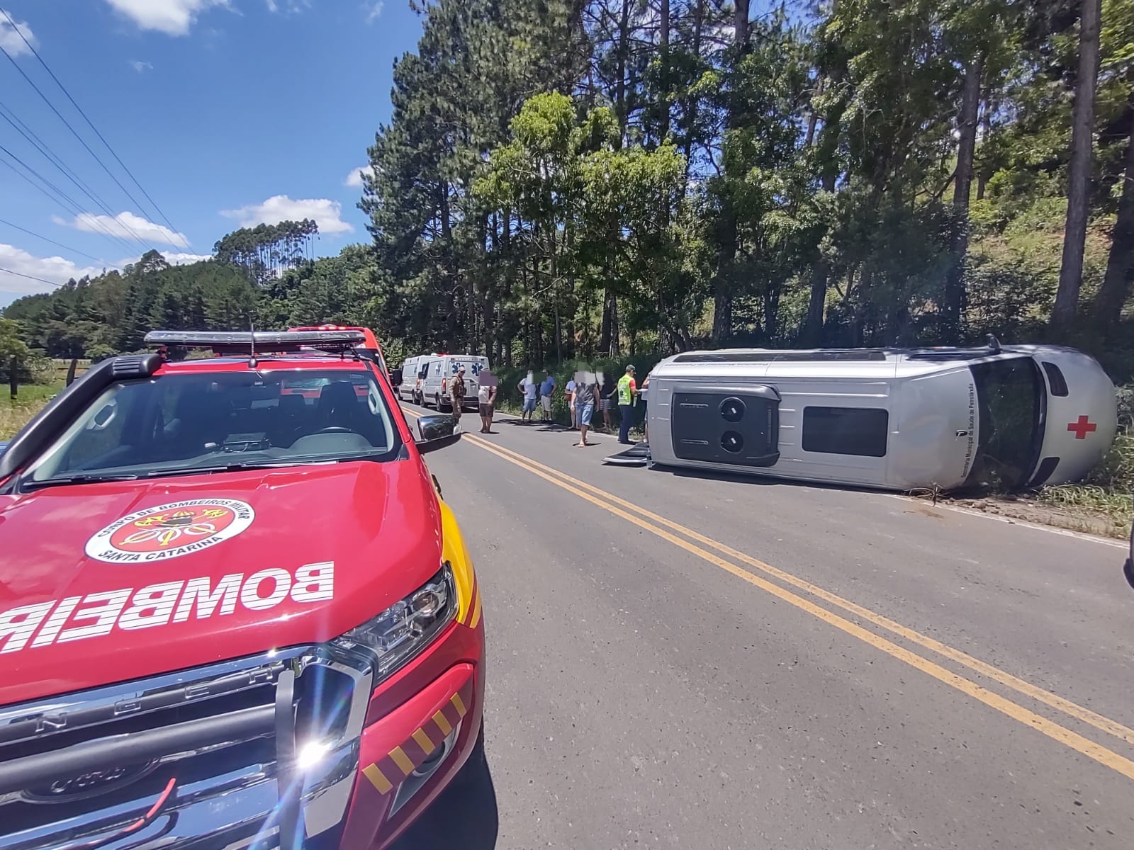 Ambulância tomba após colisão na SC-110 no Alto Vale