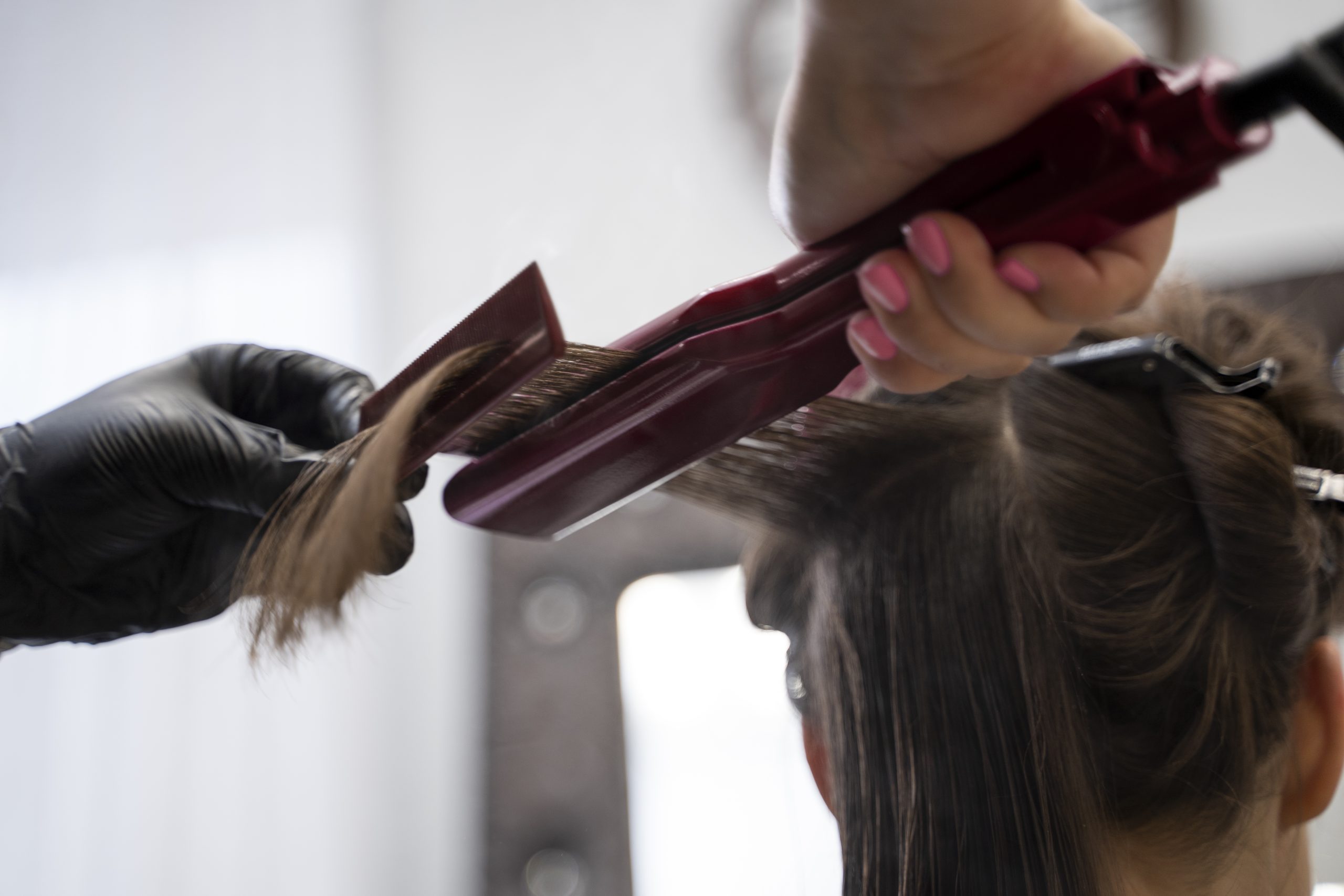 Anvisa cancela mais de 500 registros de produtos para alisar ou ondular cabelos