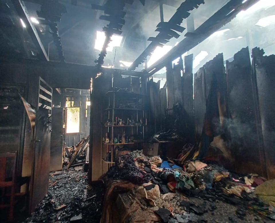 FOTOS: Incêndio destrói residência em Ituporanga