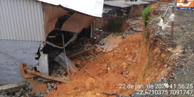 Muro desaba após deslizamento e trabalhadores ficam soterrados em SC