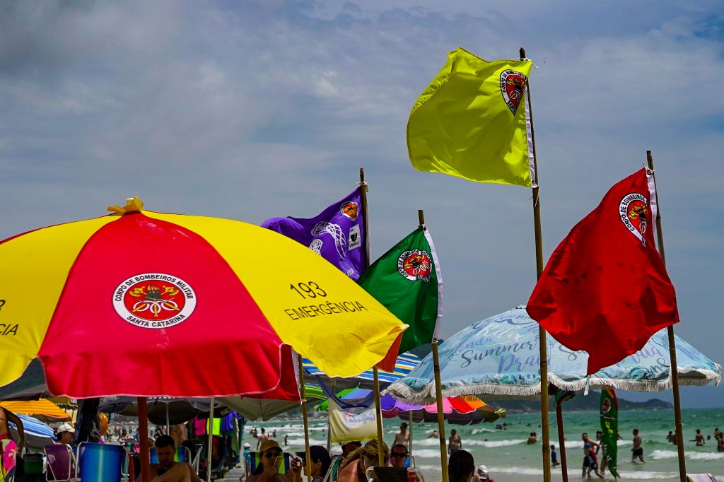 Estação Verão: o que significam as cores das bandeiras nas praias de Santa Catarina