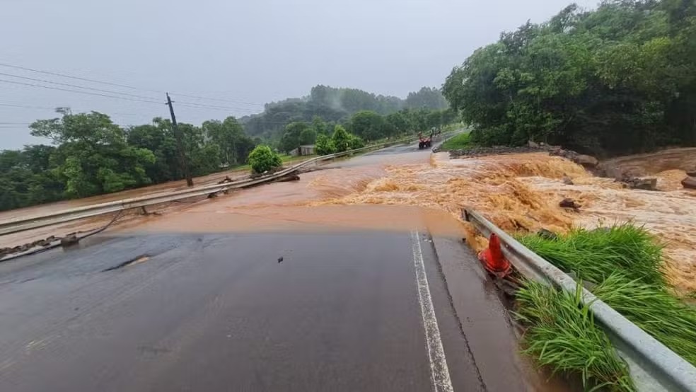Chuva volumosa provoca alagamentos e interdita rodovias em SC