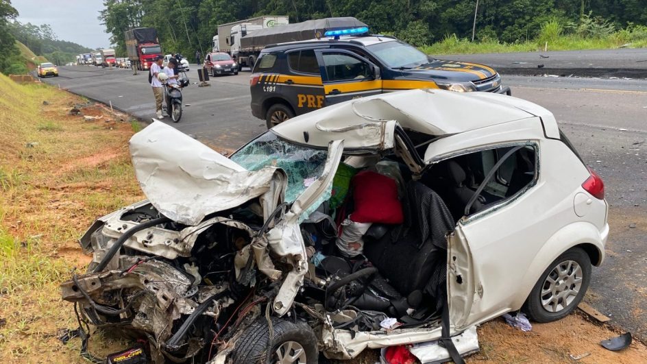 Motorista de carro morre em grave acidente com caminhão na BR-470