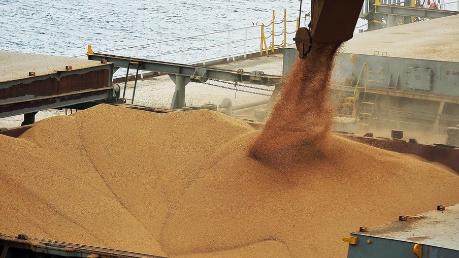 Com safra de soja reduzida, Brasil deve exportar menos em 2024