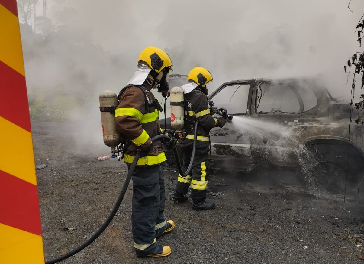 Carro é destruído por incêndio em Trombudo Central