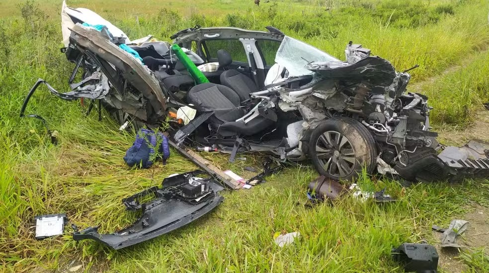 Mãe e filha de 4 anos morrem após carro sair de pista e capotar na BR-101 em SC