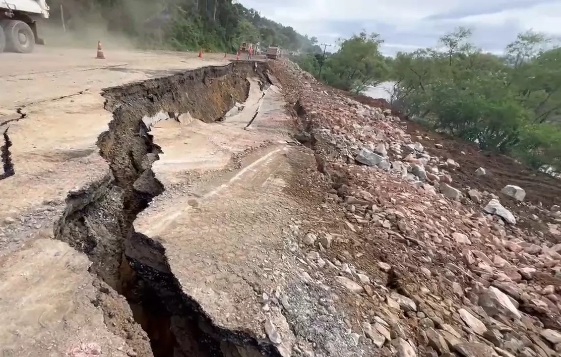 Novo deslizamento atinge outra parte da pista da BR-470 em Rio do Sul