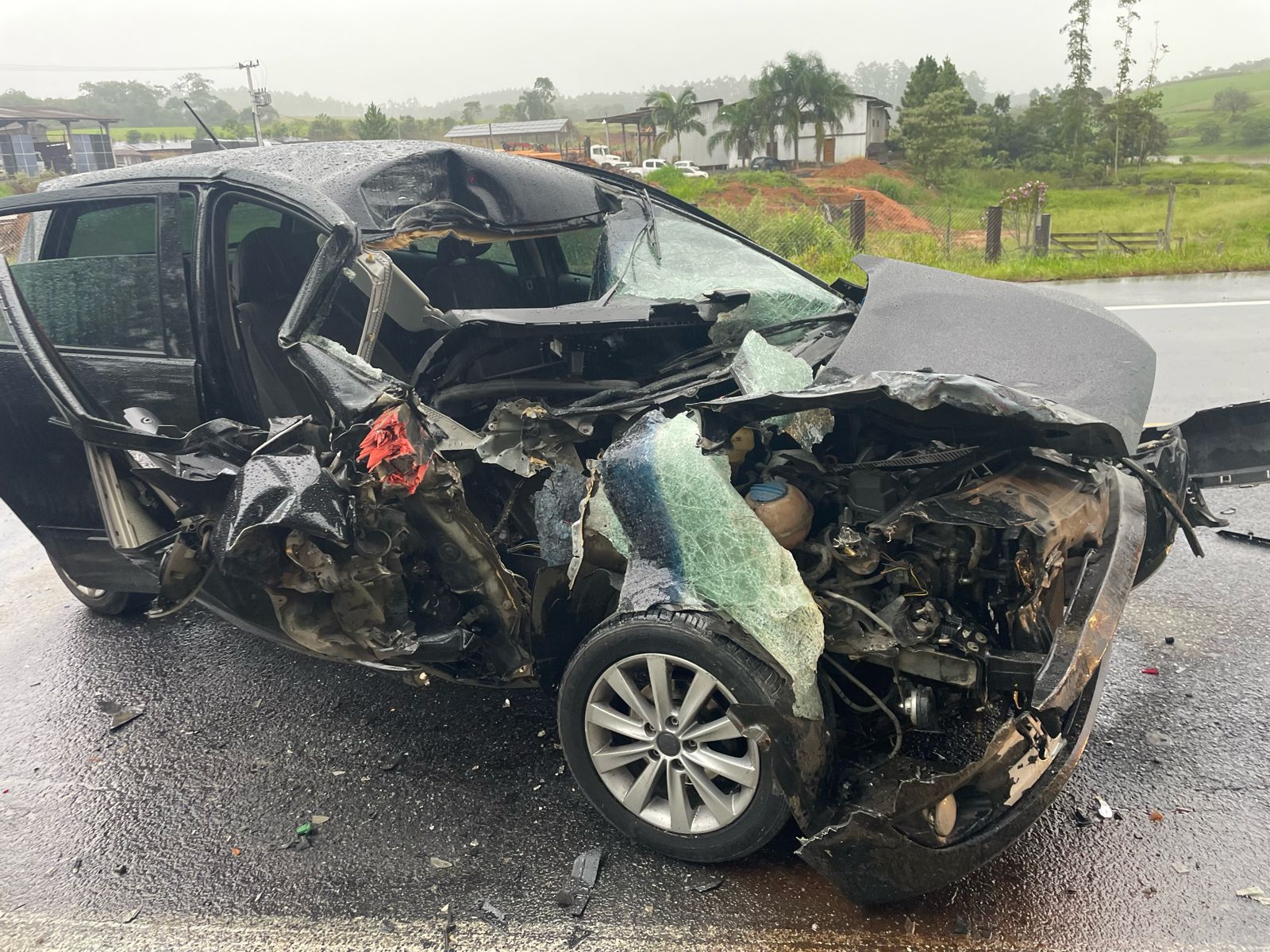 Carro fica destruído após grave acidente na BR-470 em Pouso Redondo