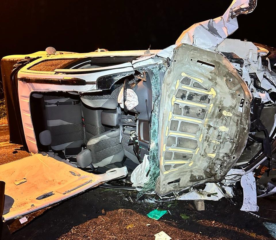 Caminhonete fica destruída após tombar e colidir em poste na SC-112 em Agrolândia