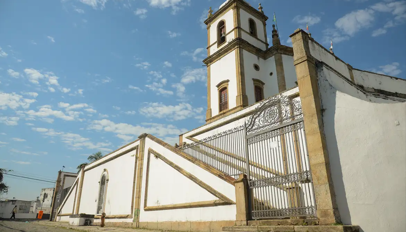 Brasil tem mais igrejas que escolas e hospitais