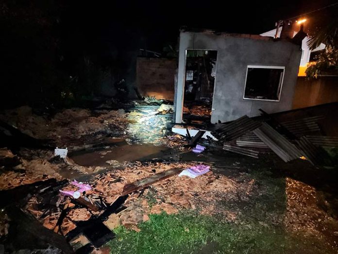 Mulher e duas crianças saem ilesas de casa destruída por incêndio