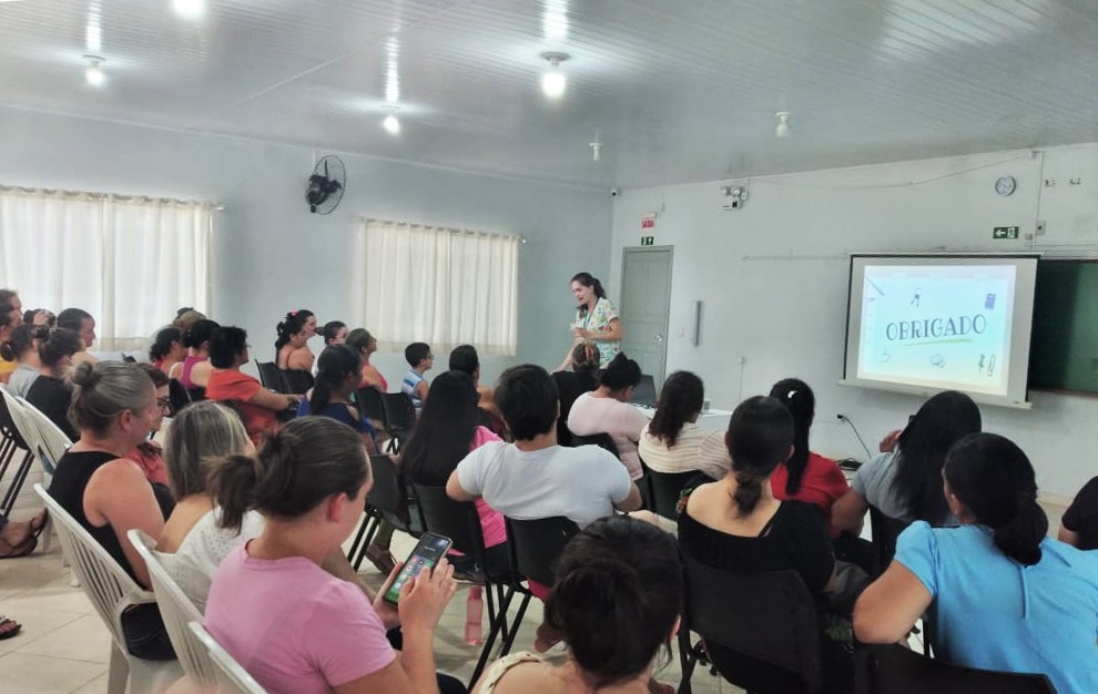 Nutricionista da Secretaria de Educação de Pouso Redondo realiza capacitação com as agentes de serviços gerais