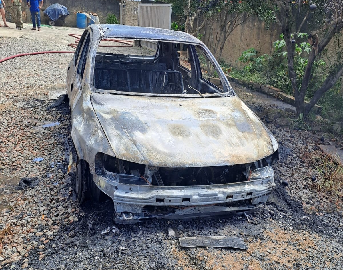 Veículo fica destruído após ser tomado por incêndio em Rio do Sul