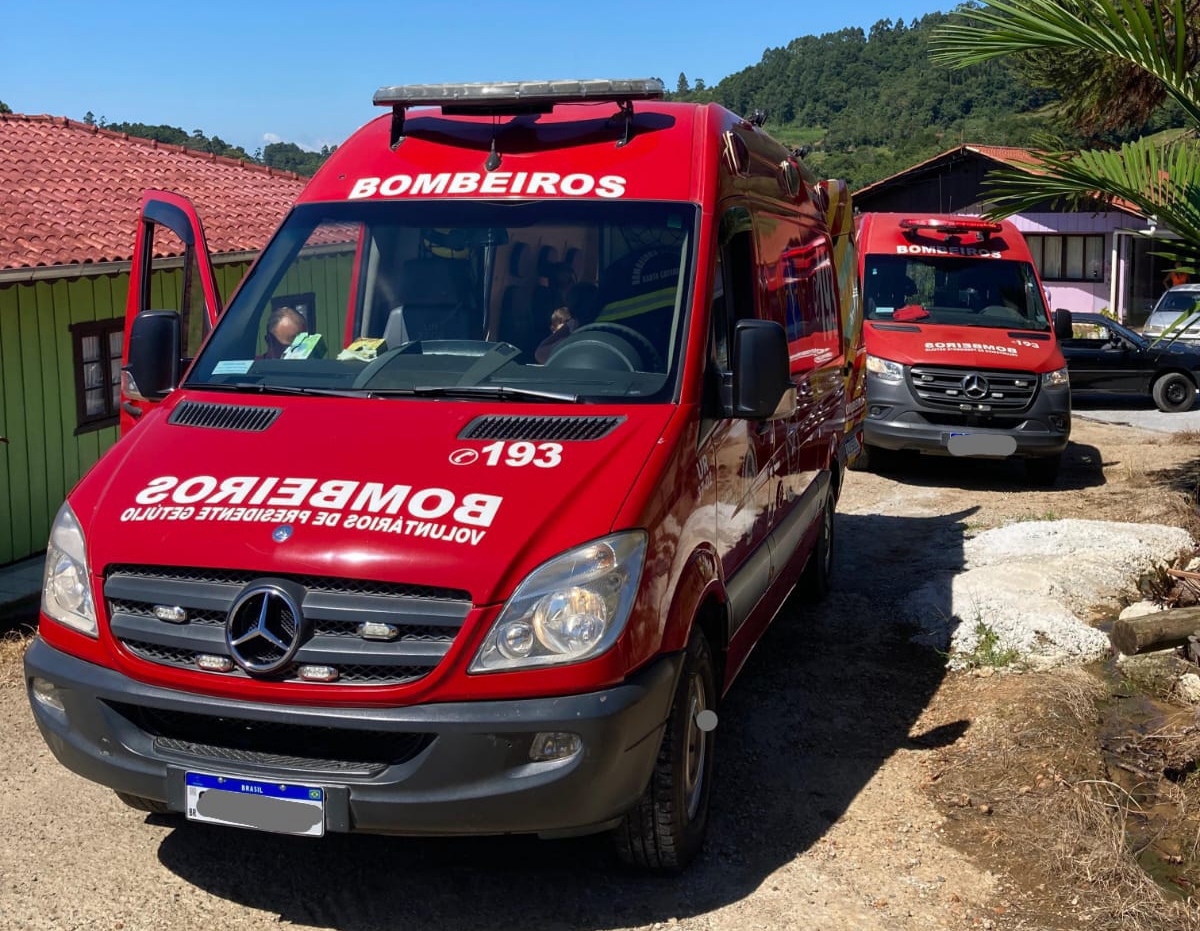 Bombeiros Voluntários atendem tombamento de microtrator com oito vítimas em Presidente Getúlio