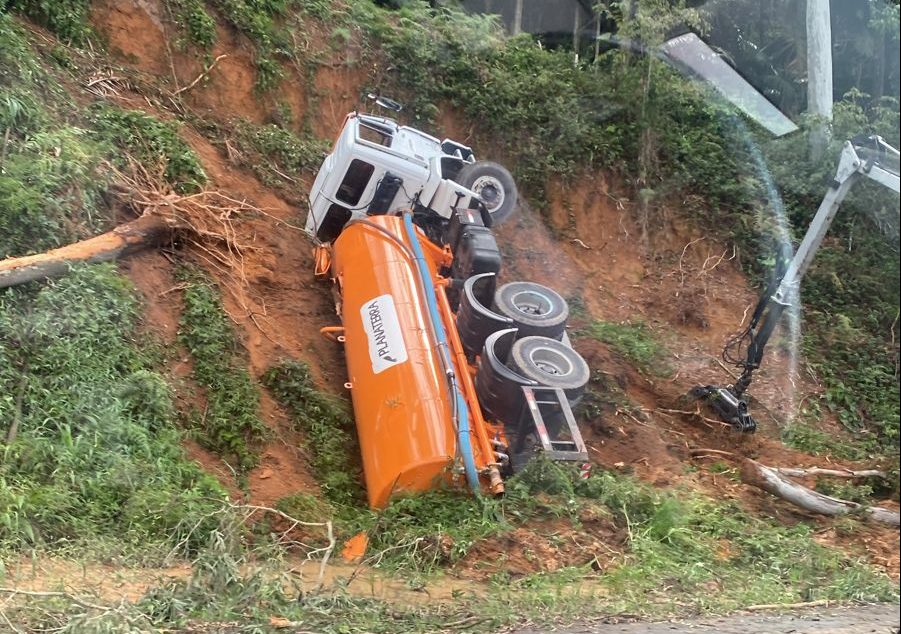 Caminhão desliza em estrada e despenca em barranco na BR-470 em Rio do Sul
