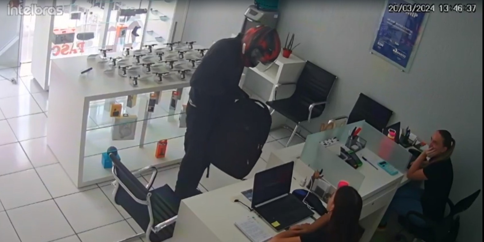 Criminoso que roubou loja de celulares em Salete segue foragido