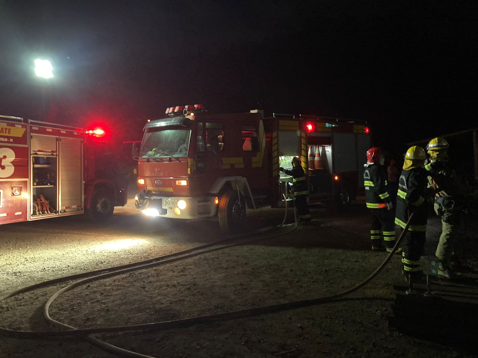 Bombeiros combatem incêndio em empresa no centro de Witmarsum