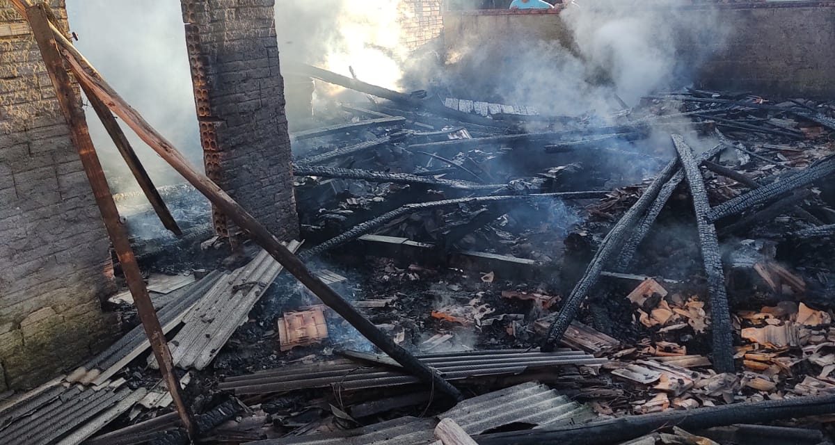 Residência é completamente destruída por incêndio no Alto Vale