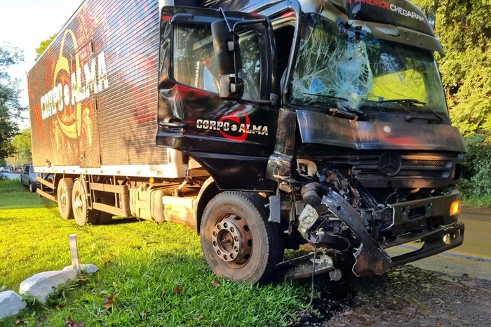 Homem morre em acidente com caminhão da banda Corpo e Alma no RS