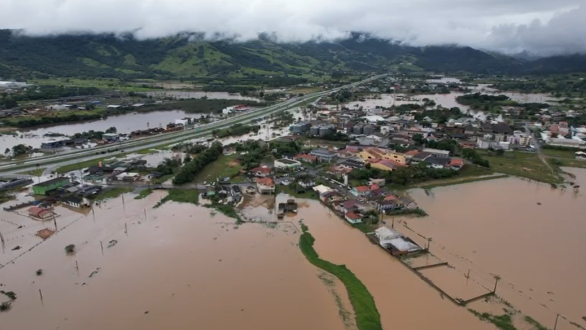 Municípios de SC enfrentam inundações e deslizamentos