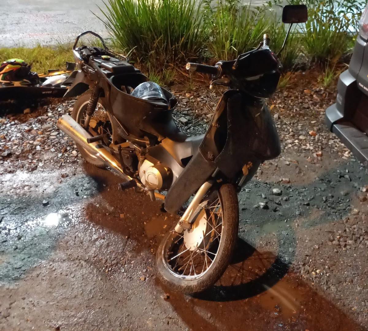 Honda Biz fica destruída após acidente na BR-470, em Lontras