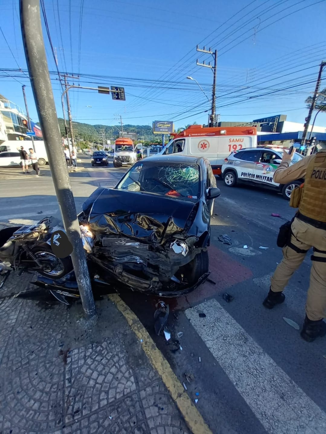 Dois veículos e uma motocicleta se envolvem em acidente em Rio do Sul