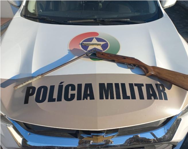 Homem é preso por porte ilegal de armas em Vitor Meireles