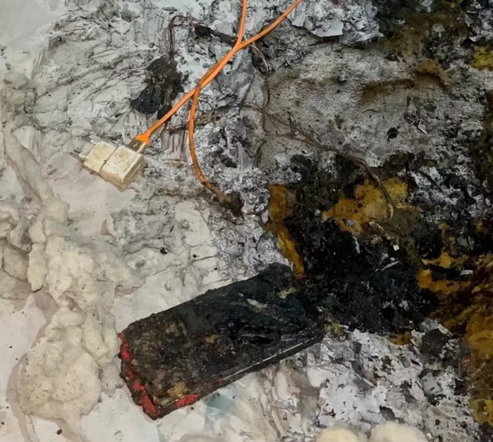 Celular explode enquanto carregava sobre a cama e causa incêndio em apartamento de SC