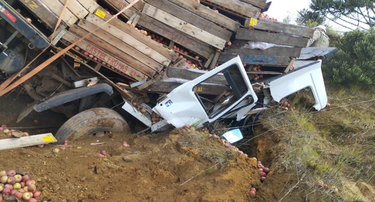 Motorista de caminhão que transportava maçãs morre após colisão em barranco na SC-114